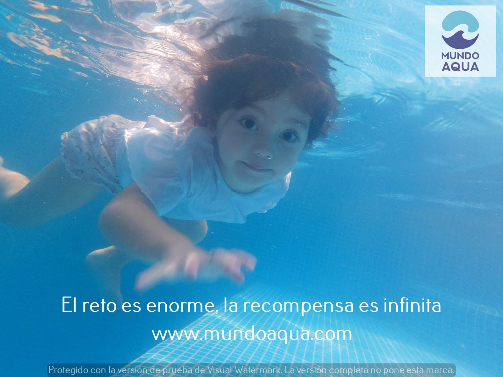 Niño pequeño aprenden a nadar en MundoAqua bajo el agua movimiento seguro activo